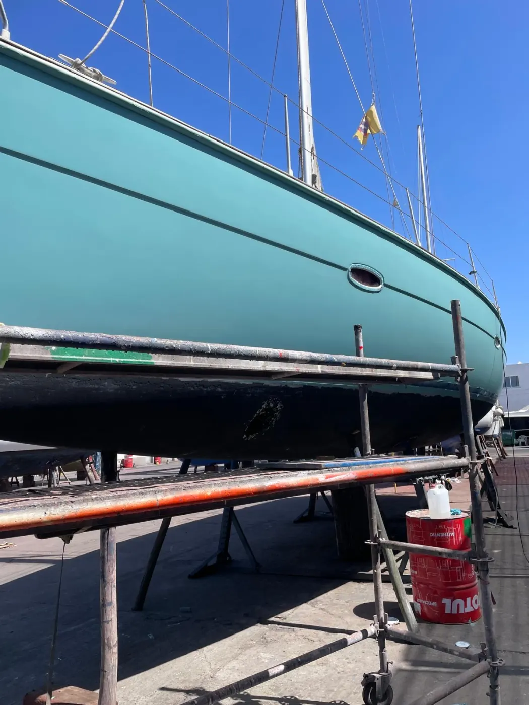 Barco pintado de turquesa